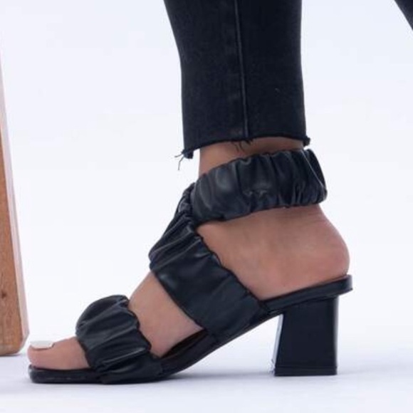 Minimalist Ruched Design Strappy Sandals - Picture 3 of 4